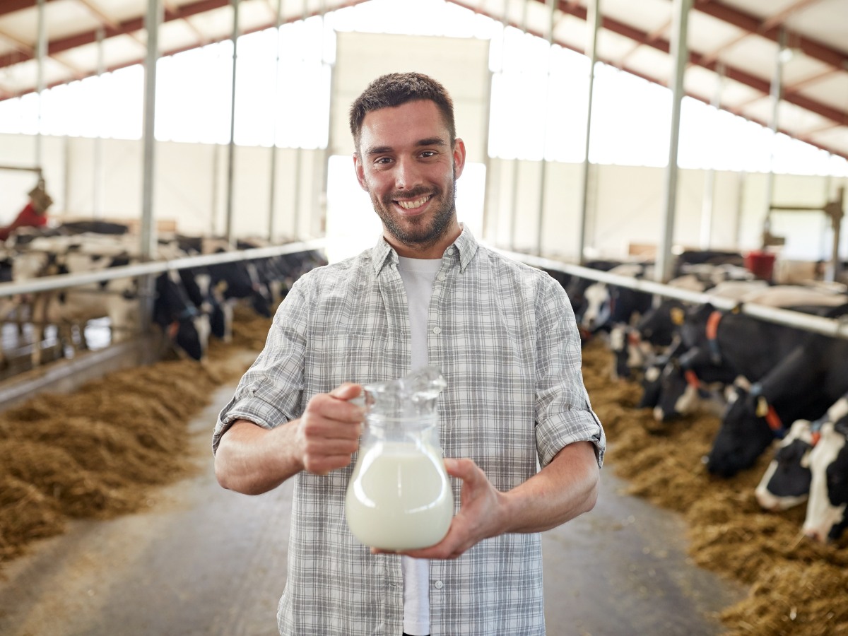 Beneficios de la leche en personas mayores y ancianos